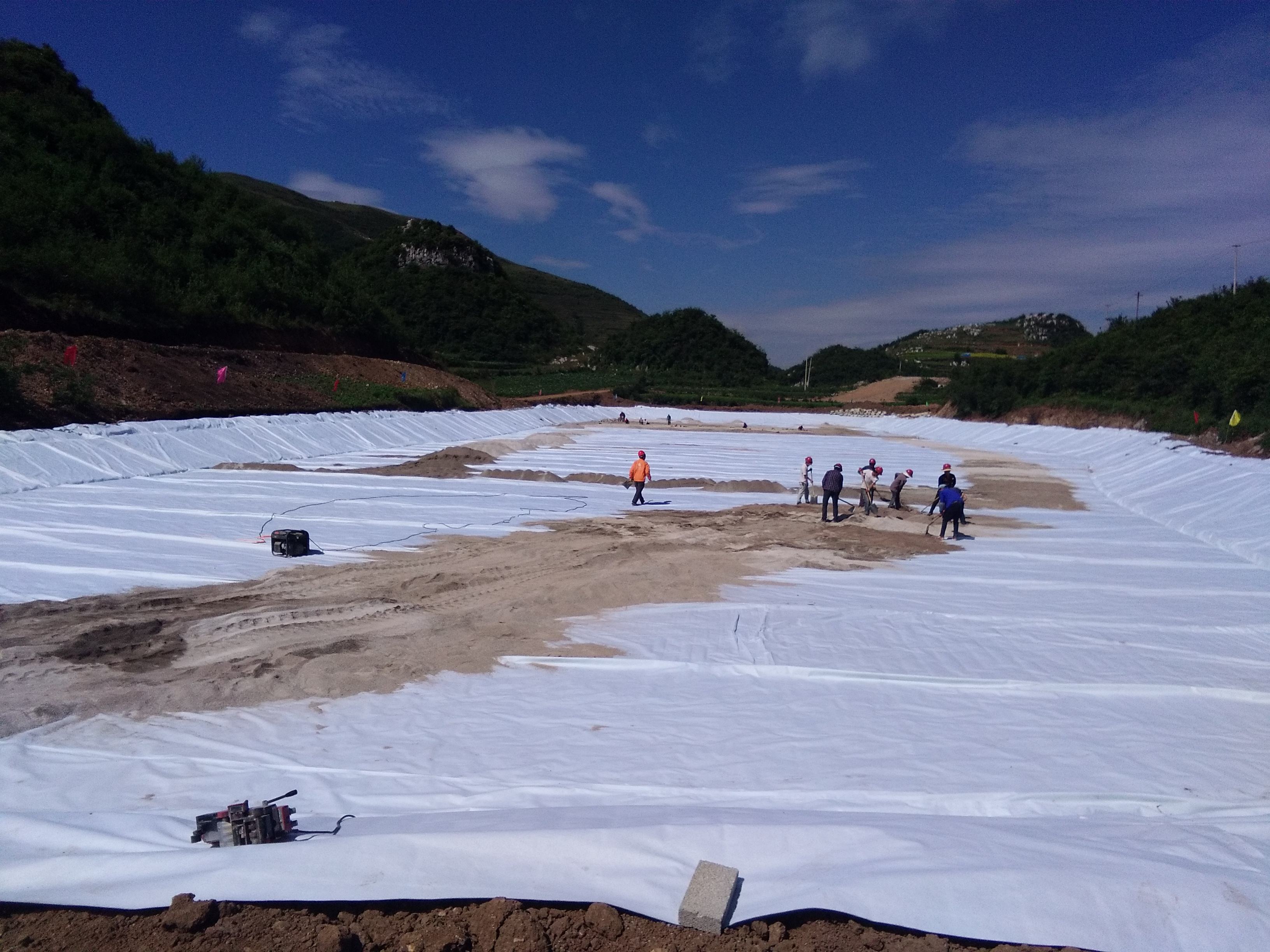 山谷型垃圾填埋場防滲土工膜規(guī)格應如何設(shè)計？